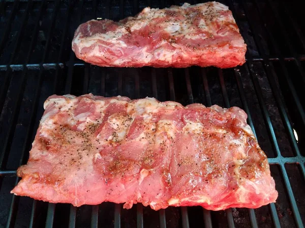 Rek van ribben vlees op barbecue grill koken — Stockfoto