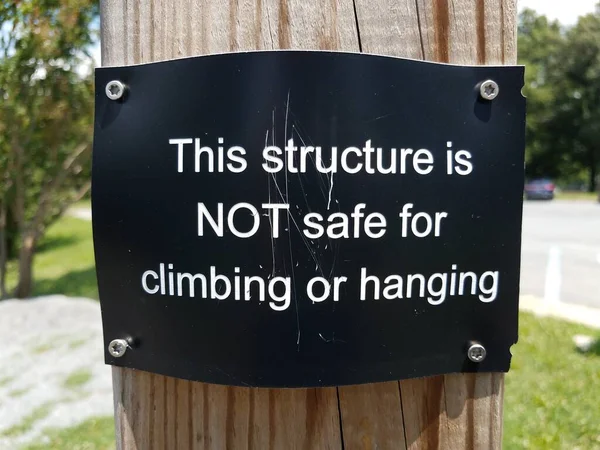 Estructura no es seguro para el signo de escalada en madera — Foto de Stock