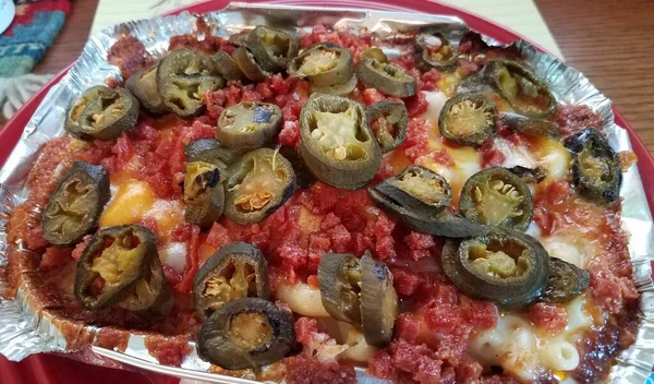 Pâtes avec sauce tomate et poivrons épicés — Photo