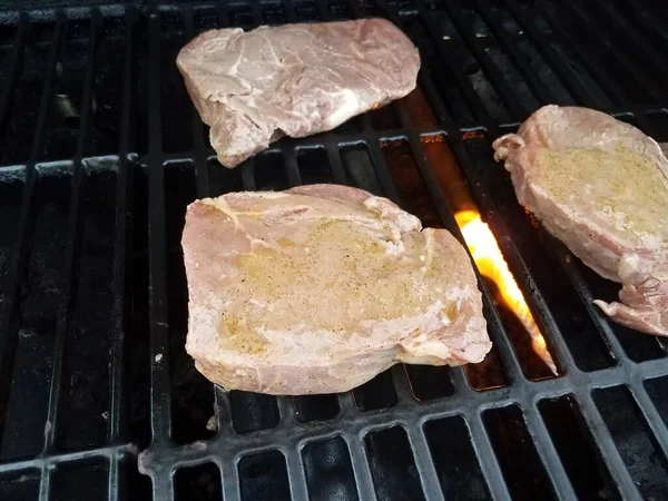 Carne crua quente grelhar ou cozinhar em um churrasco — Fotografia de Stock