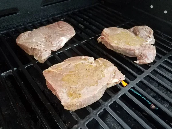 Carne crua quente grelhar ou cozinhar em um churrasco — Fotografia de Stock