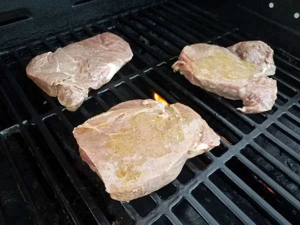 Carne crua quente grelhar ou cozinhar em um churrasco — Fotografia de Stock