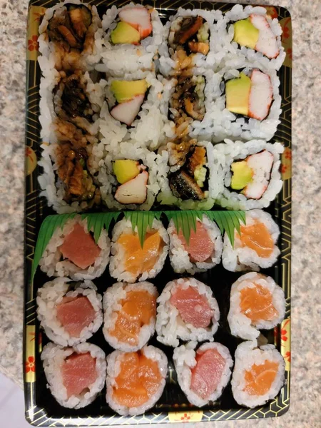 Peixes de salmão e atum e rolos de sushi de enguia com arroz — Fotografia de Stock