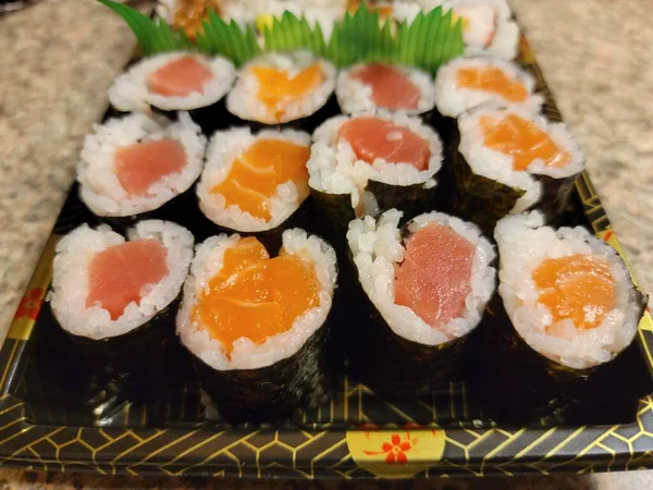 Lazac és tonhal sushi tekercs rizzsel — Stock Fotó