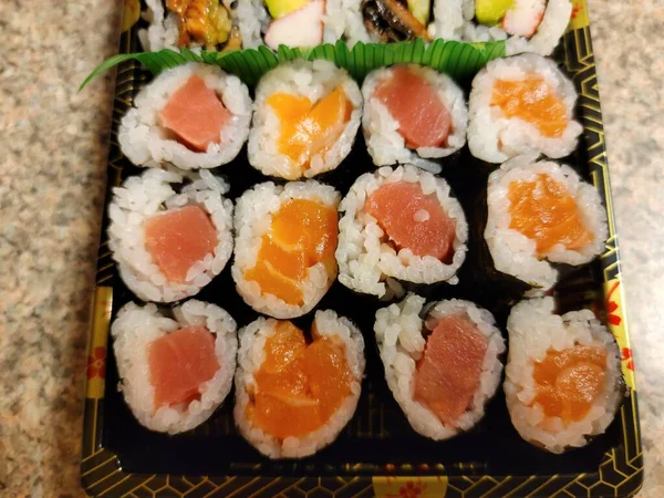 Rolos de sushi de salmão e atum com arroz — Fotografia de Stock