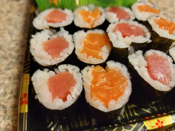 Rolos de sushi de salmão e atum com arroz — Fotografia de Stock