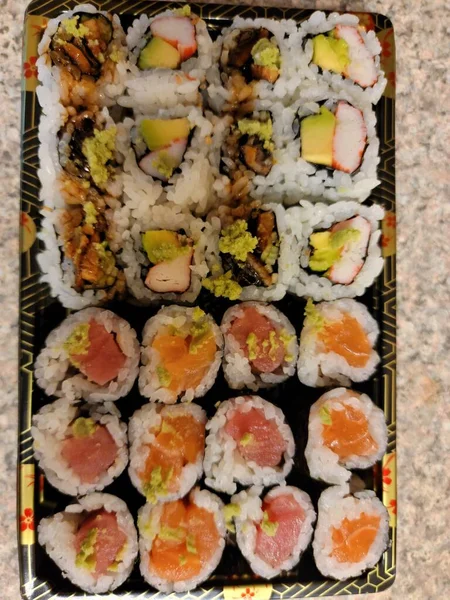 Pescado de salmón y atún y rollos de sushi de anguila con arroz y wasabi —  Fotos de Stock