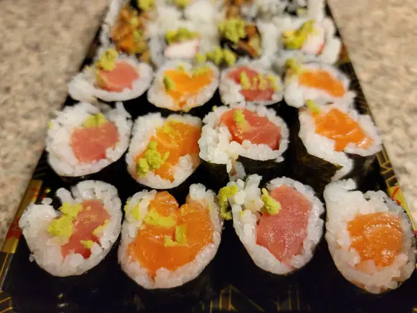 Rolos de sushi de salmão e atum com arroz e wasabi — Fotografia de Stock