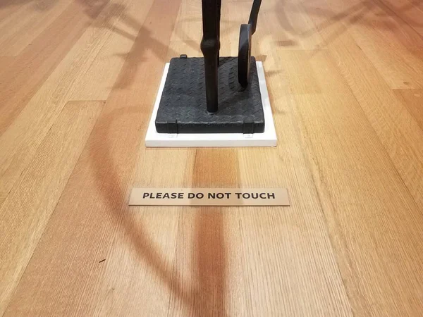 Please Touch Sign Floor Ground Sculpture — Stock Photo, Image