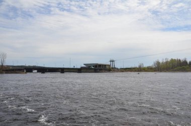 Quebec Kanada 'daki parkta nehir suyu ve asansör