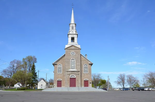 Šedé cihly nebo kamenný kostel s červenými dveřmi v Quebec Kanada — Stock fotografie