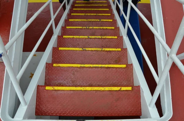 Gradini in metallo rosso e giallo o scale con ringhiera sulla barca — Foto Stock