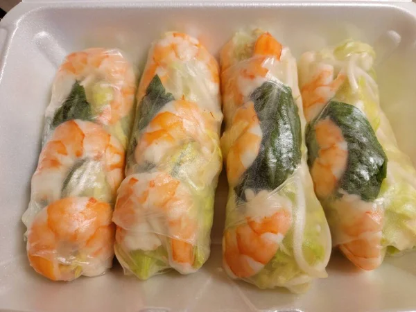 Rolos de camarão e arroz vietnamita e alface — Fotografia de Stock