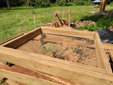 Açık hava arkeolojisi için elek ya da elek.