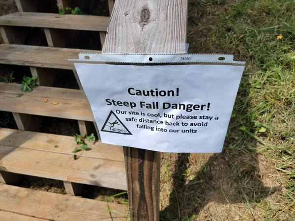 Ostrożność stromy upadek znak niebezpieczeństwo na schodach lub schodach — Zdjęcie stockowe