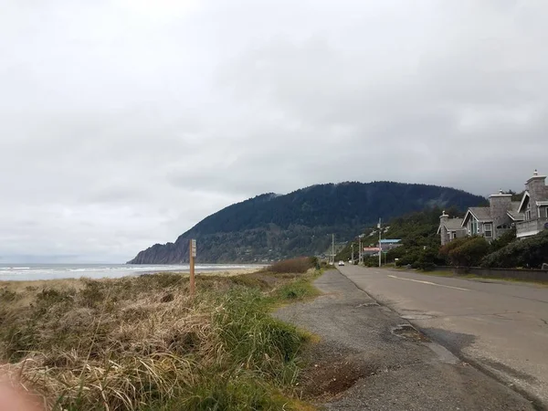 Nubes y agua en la playa de Neahkahnie en Manzanita Oregon — Foto de Stock