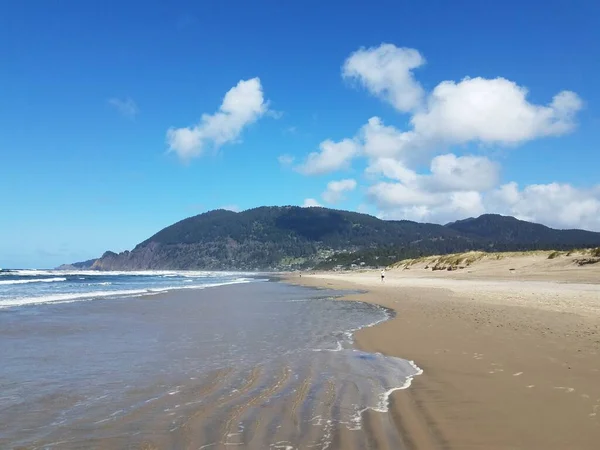 Clouds and water on beach in Neahkahnie Oregon — Stock Photo, Image