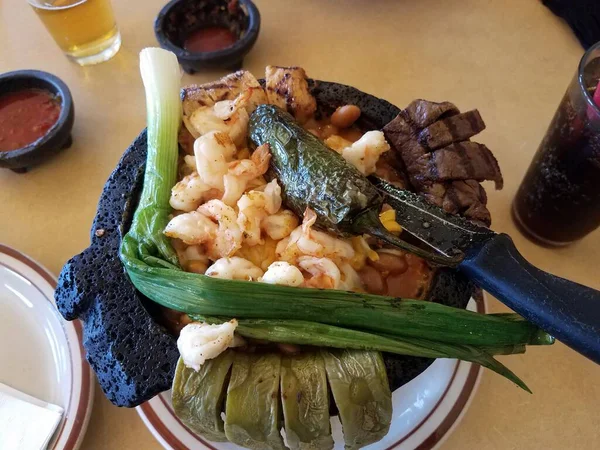 Kaktusz, marhahús és garnélarák hagyományos mexikói ételek étteremben — Stock Fotó