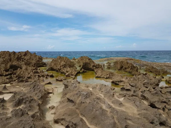 Скалистый берег на пляже в Изабелле, Пуэрто-Рико — стоковое фото