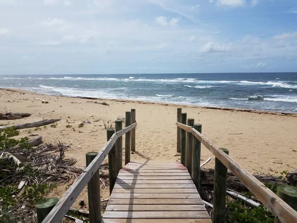 Fából készült sétány vagy út a tengerpartra az óceánnal — Stock Fotó