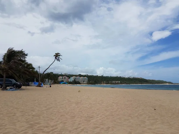 Пляж с песком в Изабелле Пуэрто-Рико с водой — стоковое фото