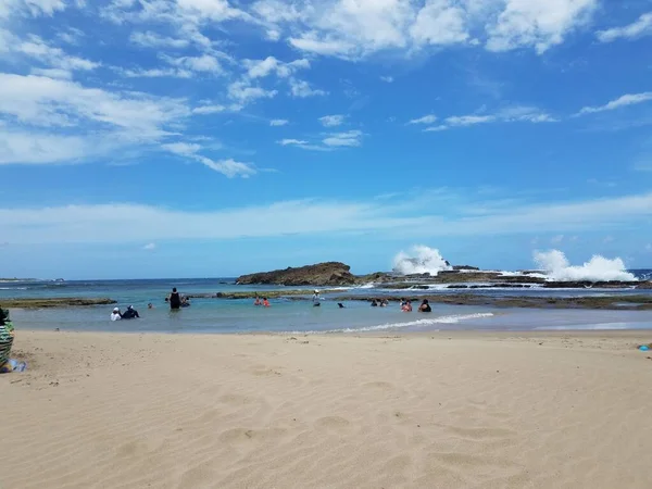 Spiaggia con sabbia in Isabela Puerto Rico con persone in acqua — Foto Stock