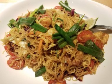 Çin karidesi ve domatesli soğanlı erişte.