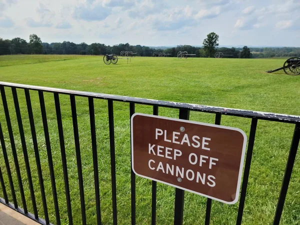 Lütfen toplardan uzak durun. Metal çitlere imza atın. — Stok fotoğraf