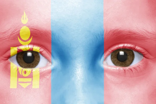 Człowieka jest twarz z flaga Mongolii — Zdjęcie stockowe