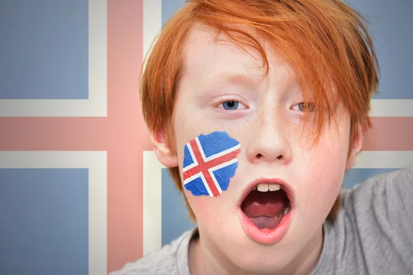 Rudy chłopiec wentylatora islandzki bandery malowane na jego twarzy — Zdjęcie stockowe