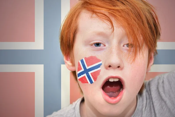 Ventilateur rousse garçon avec drapeau norvégien peint sur son visage — Photo