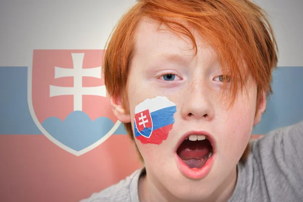 Pelirroja fan chico con bandera eslovaca pintado en su cara — Foto de Stock