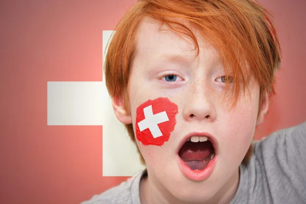 Kızıl saçlı fan boy İsviçre bayrağı ile yüzü boyalı — Stok fotoğraf