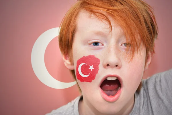 Anak laki-laki kipas merah dengan bendera Turki dicat di wajahnya — Stok Foto