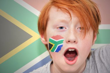 Kızıl saçlı fan boy Güney Afrika bayrağı ile yüzü boyalı