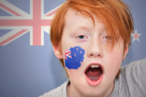 ニュージーランドの国旗と赤毛のファンの少年は、彼の顔に描かれました。 — ストック写真