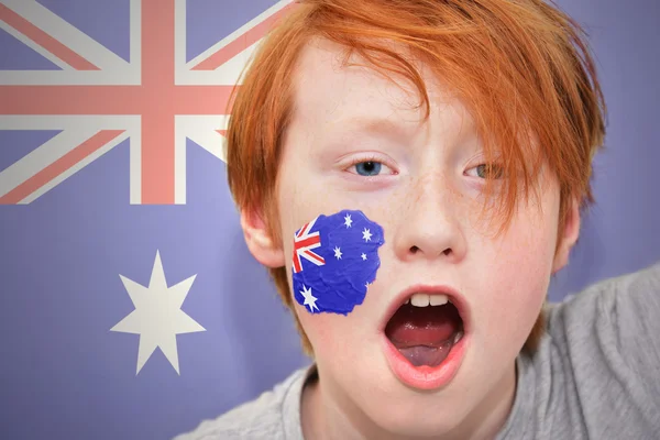 オーストラリアの旗と赤毛のファンの少年が彼の顔に描かれました。 — ストック写真