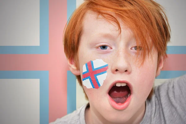 Rothaariger Fan-Junge mit Färöer-Flagge im Gesicht — Stockfoto