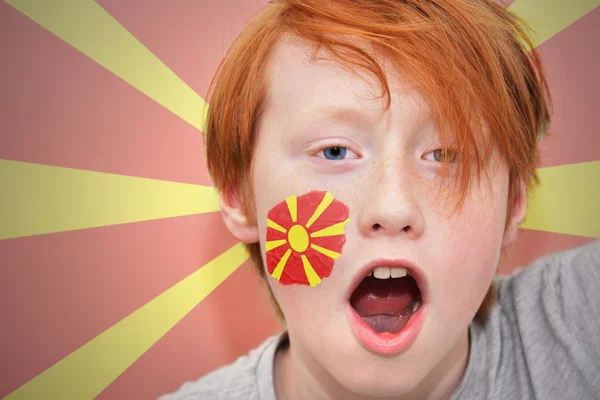 Rothaariger Fan-Junge mit mazedonischer Flagge im Gesicht — Stockfoto