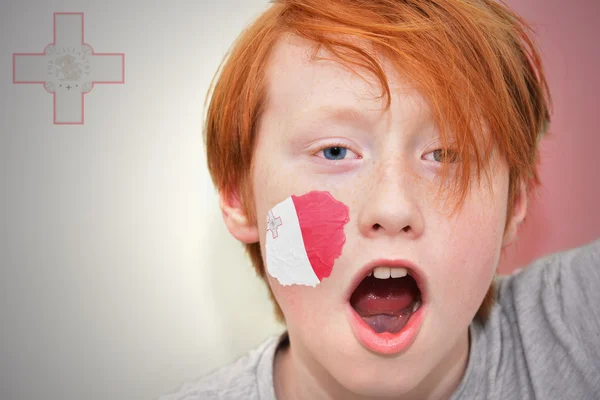 Roodharige fan jongen met maltese vlag geschilderd op zijn gezicht — Stockfoto