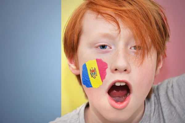 Anak laki-laki penggemar berambut merah dengan bendera moldavian dicat di wajahnya — Stok Foto