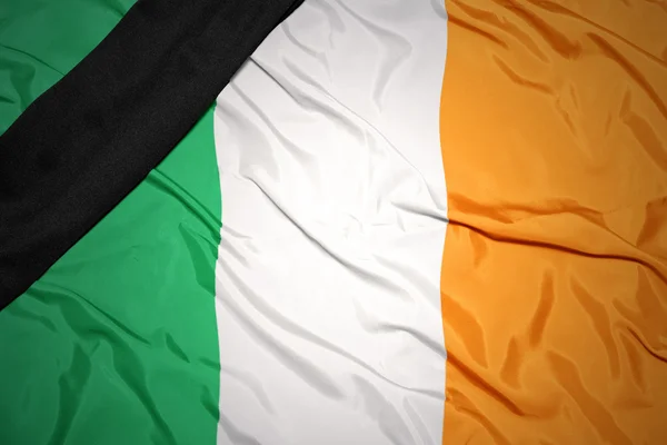 Drapeau national de l'Irlande avec ruban noir deuil — Photo