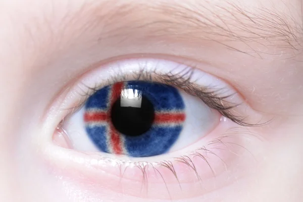 Очі людини з Національний прапор Ісландії — стокове фото