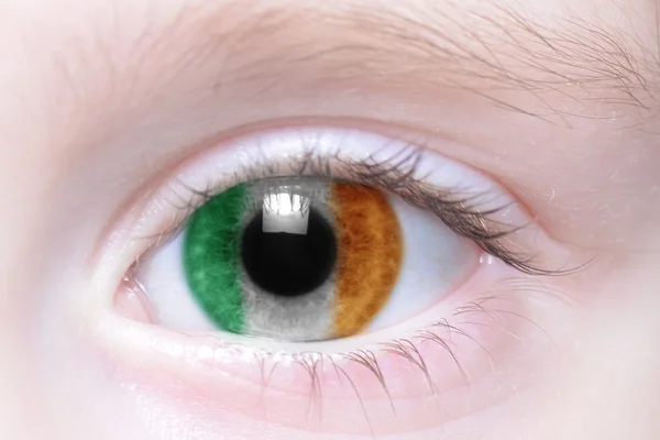 Menselijk oog met nationale vlag van Ierland — Stockfoto