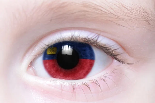 Очі людини з Національний прапор Ліхтенштейну — стокове фото