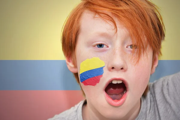 彼の顔に描かれたコロンビアの旗と赤毛のファンの少年 — ストック写真