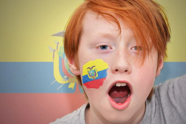 エクアドルの国旗と赤毛のファンの少年が彼の顔に描かれました。 — ストック写真
