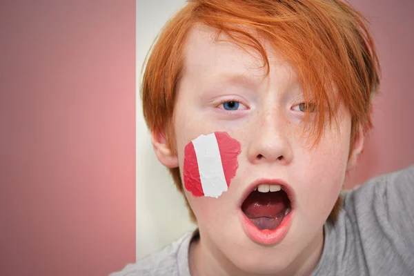 Roodharige fan jongen met Peruaanse vlag geschilderd op zijn gezicht — Stockfoto