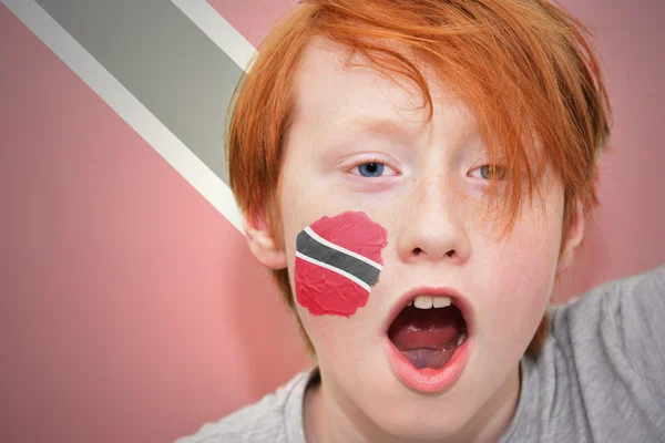Anak laki-laki penggemar berambut merah dengan trinidad dan bendera tobago dicat di wajahnya — Stok Foto
