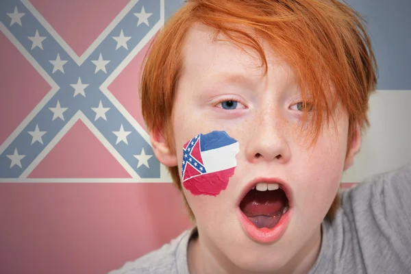 Rödhårig fan boy med mississippi state flagga målade i ansiktet. — Stockfoto